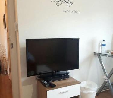 Milton Keynes Bed & Breakfast | Lavi's house-East Milton Keynes