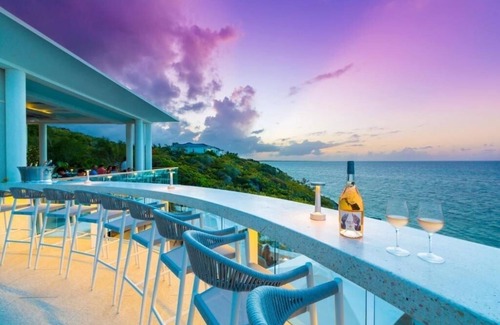 Providenciales Hotel | Lavish Balcony Suite Overlooking Providenciales’ Turquoise Waters