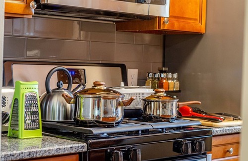 Newark Hotel | Lavish 3Bed Apt ! Free Gated Parking! 30 min NYC!