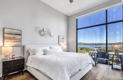 Emerald Point Condo | Lavish Lake Travis condo with breathtaking views!