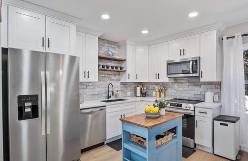 Modesto House | Lavish Living Retreat - Modesto, CA