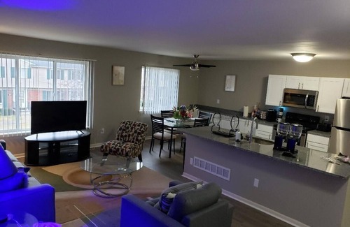 Troy Apartment | Lavish Modern Spacious Getaway