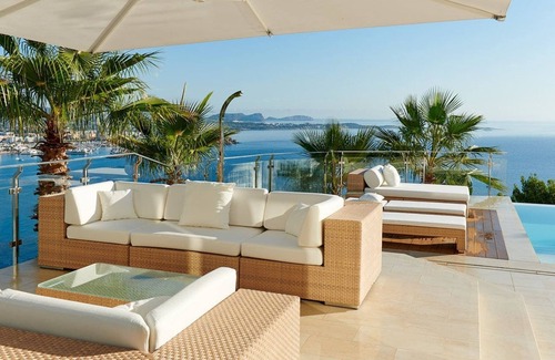 Siesta Villa | Lavish villa with infinity pool and views