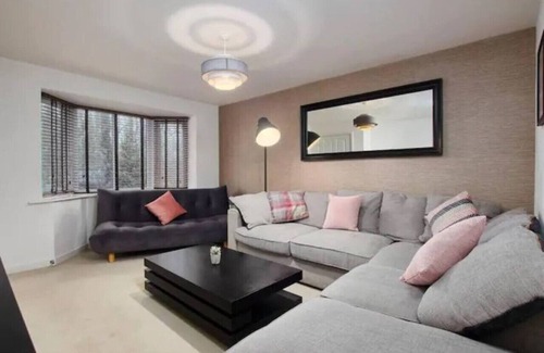 Belle Vue House | Lawnswood Place - Manchester Stylish 4 bedroom house with garden and parking