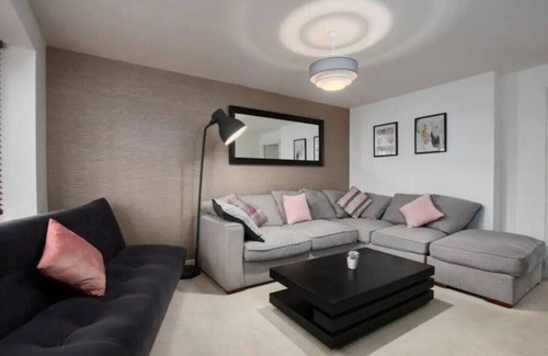 Belle Vue House | Lawnswood Place - Manchester Stylish 4 bedroom house with garden and parking