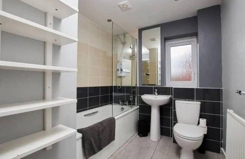 Belle Vue House | Lawnswood Place - Manchester Stylish 4 bedroom house with garden and parking
