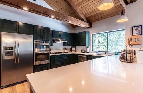 Arnold Ski Chalet | Lay-Z-Bone Lodge~A/C & Summer Pool Access!