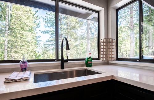 Arnold Ski Chalet | Lay-Z-Bone Lodge~A/C & Summer Pool Access!
