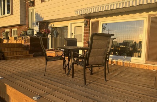 Prince Edward Apartment | LAZY DAYZ Sunset Views and 2 minutes drive to Picton Main Street