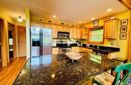 Greentown Cabin | Lazy River Cabin: Private 3 Bedroom, 3 Bath Getaway on Lake Wallenpaupack