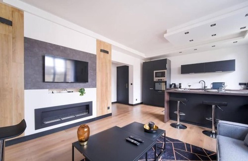 Athis-Mons Apartment | Le Black & White - 10 min Orly, 3 min Gare Juvisy