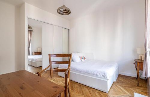 Prado - Republique Apartment | LE BOURGEOIS avec balcon, somptueux et lumineux, idéalement situé