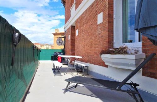 Montauban Apartment | Le Bout du Pont - 5 min à pied de la gare Villebourbon et de l'hypercentre - Vue sur Pont Vieux - Grande terrasse - 8 couchages - 3 chambres spacieuses - 4 lits - Places de stationnement gratuites au pied de l'immeuble