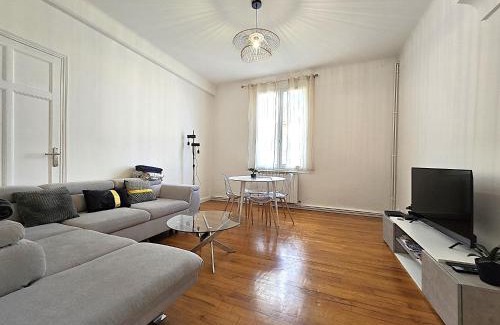 Montauban Apartment | Le Bout du Pont - 5 min à pied de la gare Villebourbon et de l'hypercentre - Vue sur Pont Vieux - Grande terrasse - 8 couchages - 3 chambres spacieuses - 4 lits - Places de stationnement gratuites au pied de l'immeuble