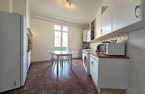 Montauban Apartment | Le Bout du Pont - 5 min à pied de la gare Villebourbon et de l'hypercentre - Vue sur Pont Vieux - Grande terrasse - 8 couchages - 3 chambres spacieuses - 4 lits - Places de stationnement gratuites au pied de l'immeuble