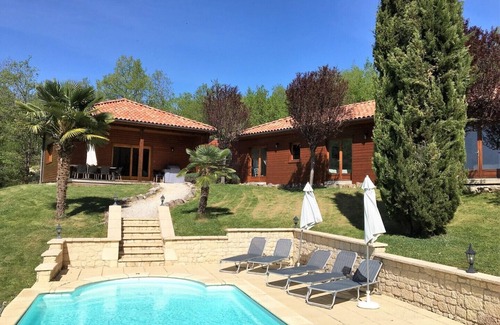 Lachapelle-Auzac House | Le Bouyssonnet, home with large fenced garden and private swimming pool