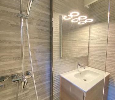 Cauterets Apartment | Le Chalet 102. 3 chambres. Terrasse. Parking. wifi