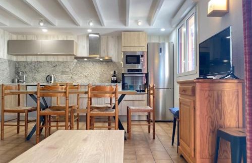 Cauterets Apartment | Le Chalet 102. 3 chambres. Terrasse. Parking. wifi