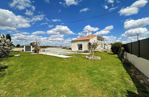 Champagnolles Villa | Le Clos de Champagnolles House. Rural tourism with private pool and games