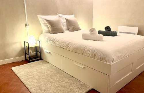 Orange Apartment | Le Cosy Bruey - Appartement Confort - Centre Historique - Balcon