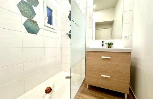Orange Apartment | Le Cosy Bruey - Appartement Confort - Centre Historique - Balcon