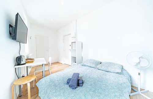 7th Arrondissement Apartment | Le Debourg - Studio lumineux proche métro B