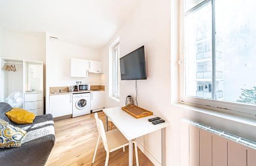7th Arrondissement Apartment | Le Debourg - Studio lumineux proche métro B