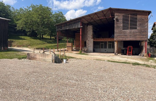 Chatte House | Le Domaine des Gameaux, gîte, large courtyard, kitchen area, games, workshops