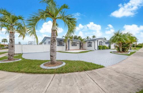 Westchester House | Le Femme Paradise 5bdrooms Minigolf Heated pool and Gameroom
