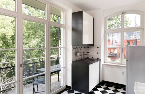 Plagwitz Apartment | LE Home II: 2-room loft w/balcony+parking. Quiete, bright!