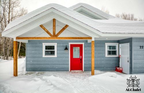 Petite-Riviere-Saint-Francois Ski Chalet | Le Loonix- Chalet familiale avec Spa