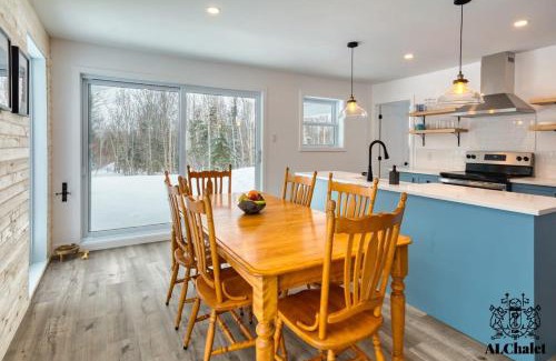 Petite-Riviere-Saint-Francois Ski Chalet | Le Loonix- Chalet familiale avec Spa