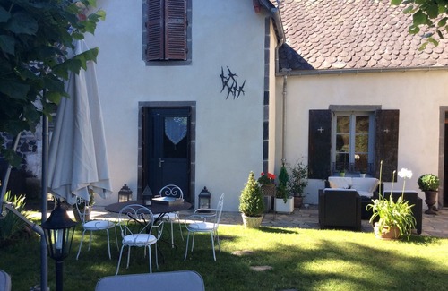 Murol House | LE PAVILLON DE LOUIS Gîte de Charme 3 * Gîtes de France