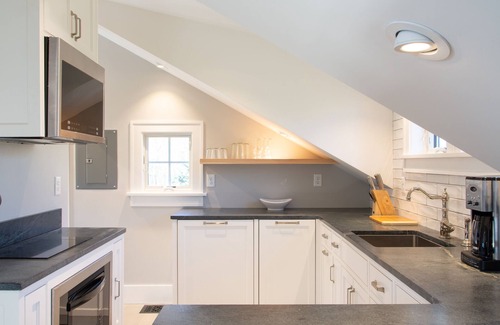 Tom Nevers Cottage | Le Petite- Newly renovated/Modern