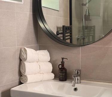 Historic Centre Apartment | Le Peyrou - Elegant One-Bedroom Apartment for up to 4 Guests - Free Parking - Air Conditioning - Prime City Center Location