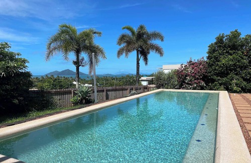 Mission Beach House | Le Reve~ Wake up to sunrises and tropical breezes!