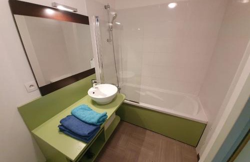 Greoux-les-Bains Apartment | Le Romarin - Climatisation piscine & parking privé