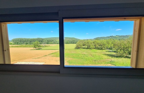 Saint-Leon-sur-Vezere Cottage | Le Séchoir des acacias, 85m2 "Les Chênes Verts" gîte with heated pool.