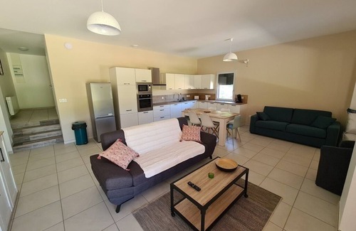 Saint-Leon-sur-Vezere Cottage | Le Séchoir des acacias, 110m2 "L'Orée du Bois" gîte with heated pool.