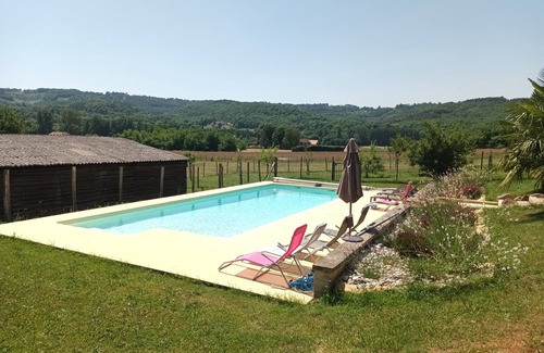 Saint-Leon-sur-Vezere Cottage | Le Séchoir des acacias, 110m2 "L'Orée du Bois" gîte with heated pool.