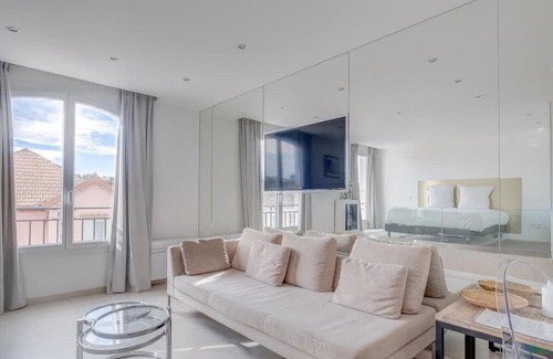 Saint-Tropez City Centre Hotel | Le Semiramis l Central & Views l Shellter Rentals