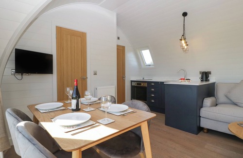 Newent Cottage | LEADON VIEW OAK, pet friendly, with a garden in Newent