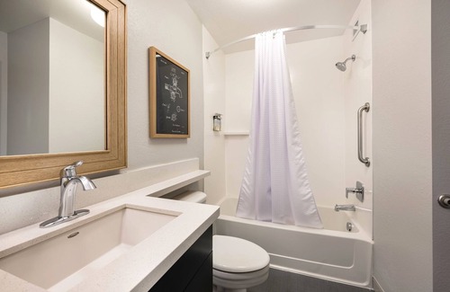 Exchange Place North Hotel | Learn at Ellis Island Museum! Sophisticated Suite! Parking Available!