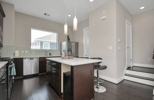 East Downtown Houston House | Leeland Luxe! ♨️Hot Tub along with Putting Green ♨️ EaDo Houston