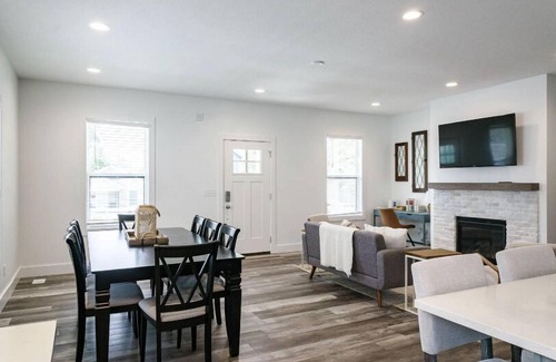 Northeast South Bend House | Legacy II- Walk to Notre Dame. New 6 bedroom 5.5 bathrooms, sleeps up to 14