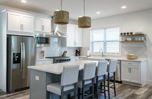 Northeast South Bend House | Legacy II- Walk to Notre Dame. New 6 bedroom 5.5 bathrooms, sleeps up to 14