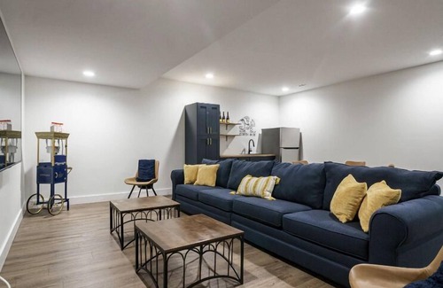 Northeast South Bend House | Legacy II- Walk to Notre Dame. New 6 bedroom 5.5 bathrooms, sleeps up to 14