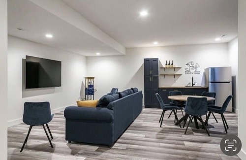 Northeast South Bend House | Legacy II- Walk to Notre Dame. New 6 bedroom 5.5 bathrooms, sleeps up to 14
