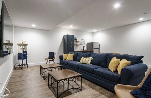 Northeast South Bend House | Legacy-Walk to Notre Dame. New 6 bedroom 5.5 bathrooms, sleeps up to14.