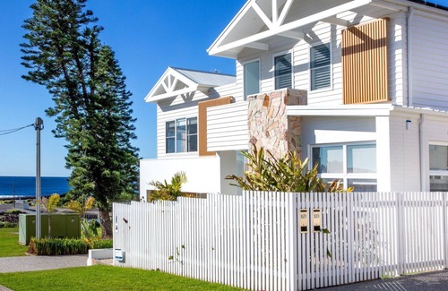 Shellharbour House | LegaSea Lodge - Pet Friendly Beachfront with Plunge Pool